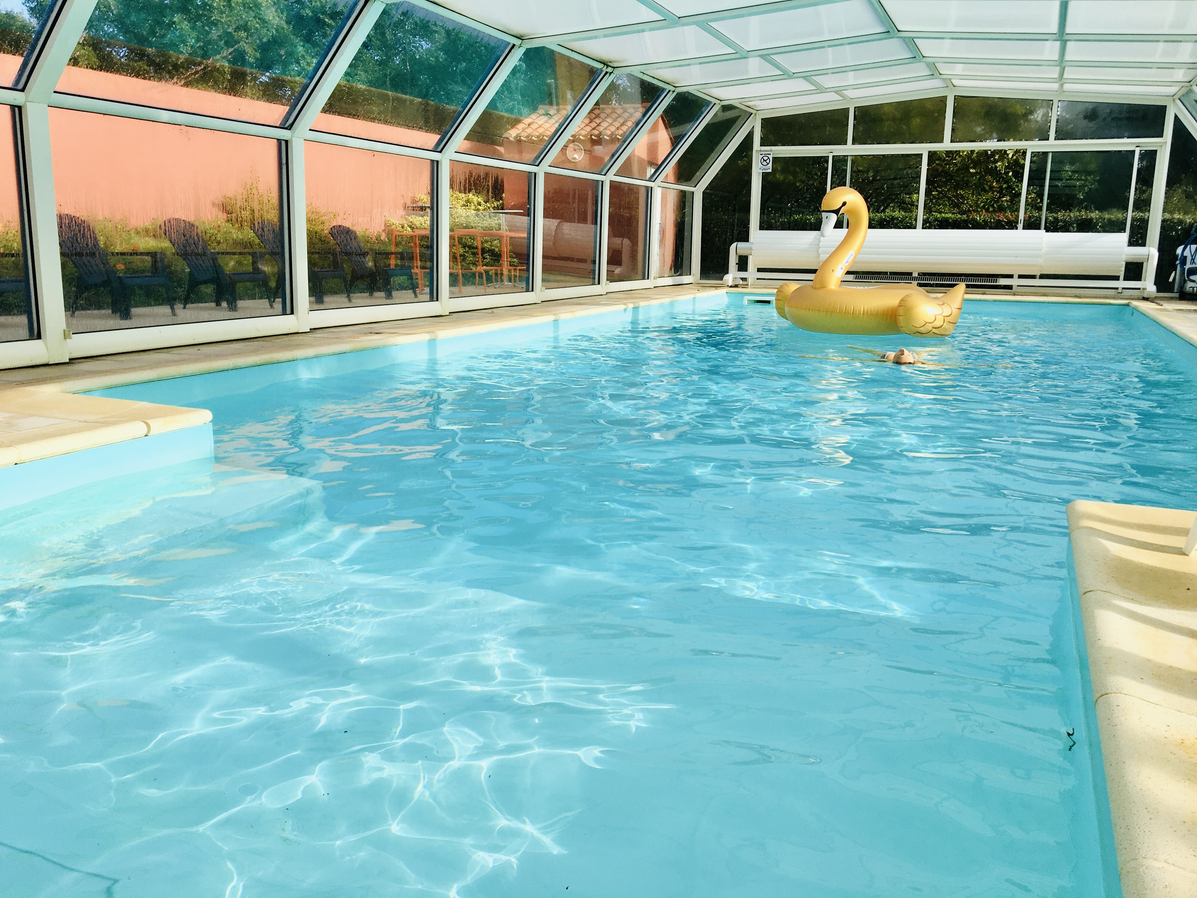 Intérieur piscine couverte